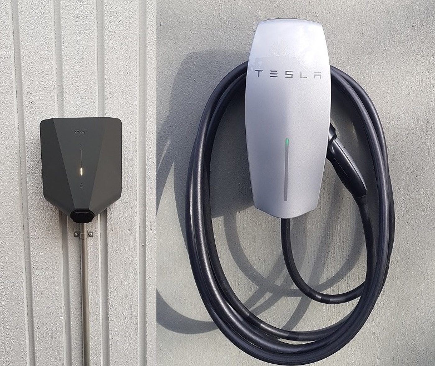 Vit laddbox till Tesla på vägg