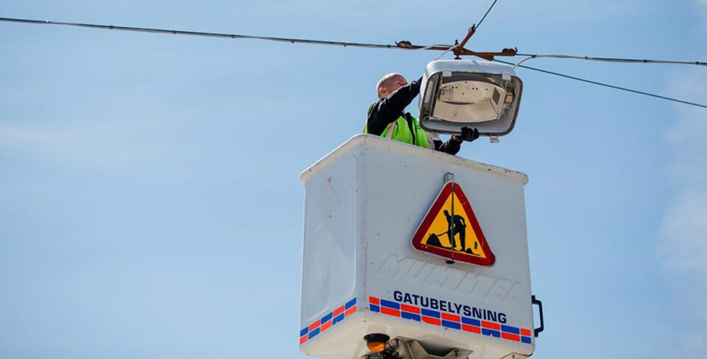 Man i liftbil som utför gatubelysningsarbete